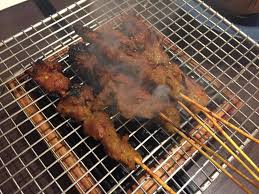 Kelazatan sate belum sempurna apabila tidak dilengkapi dengan kuah. Laa Tak Susah Pun Rupa Rupanya Nak Buat Sate Jom Cuba Resipi Mstar