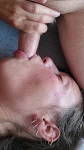 Yatağın kenarında derin gırtlak sikişi sakso ile SFHarcerska, SFHarcerska