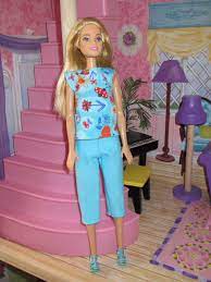 Im internet werden dankenswerterweise schöne kostenlose schnittmuster und tolle anleitungen zum nähen zur verfügung gestellt. Nahen Fur Die Barbie Ein Erster Versuch Larila