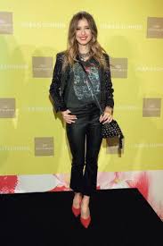 Moderatorin @rtlzwei author of das zuckerfrei kochbuch author of „mein umweg zum glück ⬇️ amzn.to/3hpifeh. Cathy Hummels Leather Style Trends Leather Celebrities