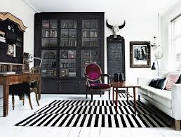 Karbonlu siyah eps bünyesindeki grafit ısı reflektörleri sayesinde yalıtım özelliği mükemmel tasarlanmış bir eps (expanded polistren) ısı yalıtım malzemeleridir. Siyah Beyaz Salon Dekorasyon Modelleri 2019 Evimveblog