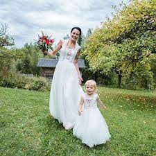 Maybe you would like to learn more about one of these? Mama Und Tochter Im Gleichen Look Www Tianvantastique Com Trachtenhochzeit Hochzeitskleid Zwischentullundtranen Sayyestothedress