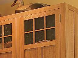 His cabinets combine shaker simplicity with a hint of craftsman style that is appropriate to his new maine home. Craftsman Style Kitchen Cabinets Finewoodworking