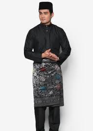 Baju melayu berlengan panjang yang dikenakan di atas celana panjang dan biasanya disertai dengan sarung pendek yang dililitkan dipinggul. Pakaian Adat Riau Nama Gambar Pria Dan Wanita Freedomsiana