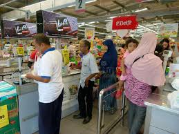 Sebut saja joko (45) suami dari tarni (37) perawat villa yang biasa mengantarkan handuk bersih dan sabun setiap ada tamu yang datang. Cashier Editorial Image Image Of Customer Food Retail 67092155