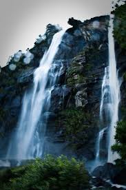 Le cascate dell'acquafraggia sono situate nel comune di borgonuovo di piuro e sono illuminate non conoscevo le cascate dell'acquafraggia, ma ora che le ho viste mi sento di consigliarle a tutti perché. Cascata Chiavenna Pretty Pictures Lombardy Waterfall