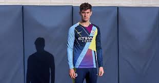 Hal yang dianggap menjadi salah satu kunci sukses dari mancity meraih gelar musim ini sekaligus lolos ke final liga champions. Nike Launch Manchester City Mash Up Shirt Soccerbible