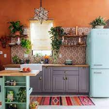 Dekorasyonda yeşille uyumlu renkler ile evinizi yenileyebilir, küçük dokunuşlarla farklılıklar yaratabilirsiniz. Su Yesili Rengi Duvar Boyasi Ornekleri Ve Uyumlu Oldugu Renkler Boyasi Duvar Oldugu Ornekleri R Interior Design Kitchen Trendy Home Decor House Interior