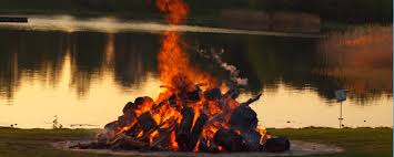 Osterfeuer stehen da neben veranstaltungen wie dem ostermarkt und dem ostermarsch ganz der britzer garten gehört mit seinem circa 90 hektar großen parkareal sicher zu den schönsten. Die Besten Osterfeuer Fur Familien Berlin Und Brandenburg Ytti