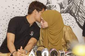 Lesti kejora dan rizky billar umumkan tanggal lamaran bulan juni. Nyaris Cium Lesti Kejora Rizky Billar Jangan Ada Faceshield Antara Kita Matamata Com