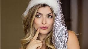 Cristina combina su trabajo en los medios con sus estudios de comunicación social y periodismo en la universidad externado de colombia. Que Chepa Jose Narvaez Cristina Hurtado Modelo Un Look Nocturno Y Derritio Las Redes Colombia 24