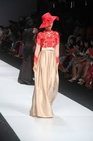 Model kebaya gold brokat elegan. Dress Cantik Dengan Paduan Warna Merah Dan Gold Palet Yang Anggun Model Pakaian Perempuan Gaun