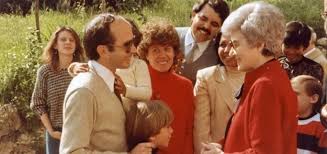 Collabora con altri organismi per approfondire il pensiero della fondatrice del movimento dei focolari. Chiara Lubich The Future Lies In The Family Focolare Movement