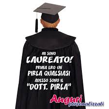 Mantello Per Laureati In Stoffa Cm 75x120 Stampato Sul Retro Con Una Grande Frase Spiritosa Ed Ironica Cm 35x30 Idee Di Laurea Laurea Regali Fai Da Te Idee