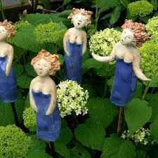 Swinging Ladies Http Www Landhausidyll Gartenkeramik De Online Shop Dekorieren Gartenfiguren Gartenstecker