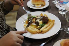 Di sekolah, jika anda seorang pelajar ekonomi rumah tangga untuk mata pelajaran kemahiran hidup, anda pasti telah didedahkan serba sedikit tentang table etiquette bukan? Akademi Pariwisata Majapahit Aplikasikan Mata Kuliah Akomodasi Restoran