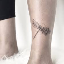 Sindybrito Tatuadorasdobrasil Blackwork Delicadas Fineline Tracofino Cute Libelula Dra Dragonfly Tattoo Design Dragonfly Tattoo Small Dragonfly Tattoo