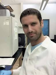 طالب الليبي ( منير علي رقص ) من درنه تحصل على شهادة الدكتورا بامتياز في  العلوم الطبية تخصص أبحاث علم الأعصاب من ولاية أوهايو الأمريكية . حيث كُلل  البحث بإكتشاف علاج تحت