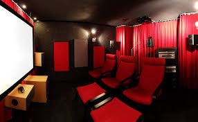 Samsung hat mit the premiere einen kurzdistanzbeamer im angebot, der nahezu alle wünsche. Das Kino In Den Eigenen Vier Wanden Wird Immer Beliebter Wenn Du Heute Ins Kino Gehst Wird Neben Dir Gequatscht Hinter Dir Geraschelt Und Haus Heimkino Heim