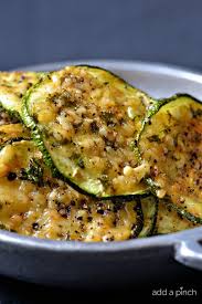 Chips De Courgettes Au Parmesan Et Poivre Noir Elles Vous Charmeront Healthy Snacks Vegetable Recipes Vegetable Dishes