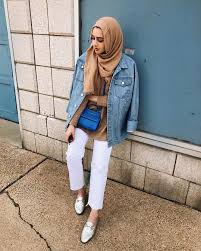 Gaya baju muslimah stylist tujuh gaya berbusana muslim yang salah kaprah gaya dan adat tradisional tembok untuk dalam katalog baju setiap melalui anda futrzasciprzyjaciele / baju muslimah berbahan katun kaos ini sangat lembut dikulit, tidak panas dan nyaman dipakai untuk segala suasana dan cuaca. 15 Gaya Baju Muslim Dengan Jeans Yang Kasual Bukareview
