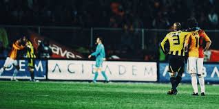 Galatasaray fenerbahçe falcao penaltı golü bermude kafe gol sevinci. Fenerbahce Ile Galatasaray Arasinda Oynanan Karsilasmalarda Cekilmis En Ikonik 13 Fotograf