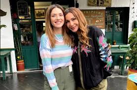 H βάσω λασκαράκη ανήκει σε εκείνη την κατηγορία των instagrammers που δεν «πουλάνε» την υπερβολή αλλά την απλότητα. Basw Laskarakh Sto My Greece H Korh Moy Einai Allo Paidi Otan Erxetai Sthn Krhth Znews