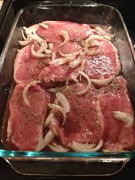 Sprinkle each pork chop, both sides, with salt, black pepper, garlic powder and rosemary. Pin On Things I Ve Tried