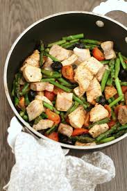 Per preparare il pesce spada agli agrumi iniziate a spremere gli agrumi e filtratene il succo, quindi mettete tutto da parte. Padellata Di Spada Pomodorini Asparagini E Olive Un Pinguino In Cucina