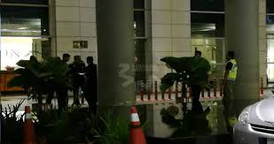 Punde celakoi ni belum apa2 dah gelabah babi. Update Polis Geledah Satu Lagi Kediaman Najib