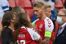 Kjaer langsung berlari mendekatinya dan memberikan. Kepemimpinan Simon Kjaer Selamatkan Christian Eriksen Menuai Pujian