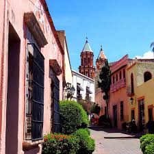 Un Paseo Colonial Por Las Calles Del Centro De Queretaro Beautiful Destinations Travel Mexico