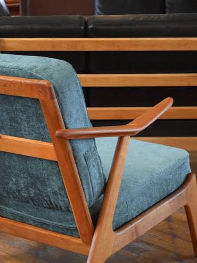 A stunning vintage teak & oak lounge chair by H. Brockmann Petersen. Made in Denmark, circa 1950s-60s. Freshly reupholstered and restored. Excellent, interesting lines. Comfortable. More details on our website. [SOLD]