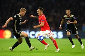 Ajax gençlik akademisinin bir ürünü olan veltman, üç yıllık bir anlaşmada 900.000 £ 'luk bir ücret karşılığında temmuz 2020'de brighton'a geçmeden önce amsterdam kulübüne 246 kez katıldı. Joel Veltman Pictures Photos Images Zimbio