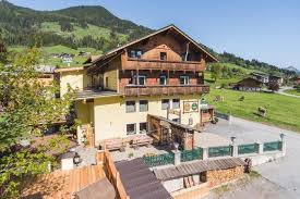 The apartment also features a fully equipped kitchenette and a living room. Ferienheim Talblick Gasthof Pension Tirol
