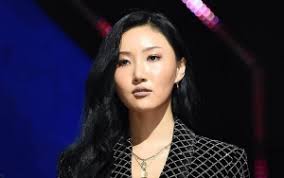A round interview was held at woolim . Queendom Tampilkan Unit Vokal Dan Dance Girl Grup Hwasa Mamamoo Paling Mencolok