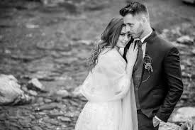 La scena finale di matrimonio all'italiana vede il coronamento di un amore mai vissuto pienamente seppur tanto passionale e desiderato. Matrimonio A Prima Vista E Poi Colpo Di Scena Tratto Rosa