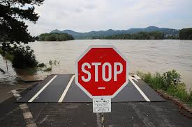 豪雨(extremely heavy rain)： 指24小時累積雨量達200毫米以上，或3小時累積雨量達100毫米以上之降雨現象。 若24小時累積雨量達350毫米以上，或3小時累積雨量達200毫米以上則稱之為大豪雨( torrential rain )。 ç™¾å¹´è±ªé›¨é‡€æ´ªæ°´é‡å‰µè¥¿æ­å¾·åœ‹è‡³å°'59äººç½¹é›£ 70äººä¸‹è½ä¸æ˜Ž åœ¨çº¿æ–°é—»