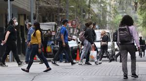 Para aquellas comunas que se encuentren en fase 1, se mantienen dos permisos individuales semanales, se podrán solicitar hasta dos veces cada semana. Paso A Paso Quilicura Recoleta Y Otras 11 Comunas Del Pais Salen De Cuarentena Emol Com