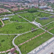 Odunpazarı Dedekorkut Parkı içerisinde yer alan 46 metre uzunluğundaki  duvarın her iki cephesinde Dede Korkut Destanları'nı okumaya ne dersin?  #gezseneskişehir #eskişehir #odunpazarı #dedekorkut #park