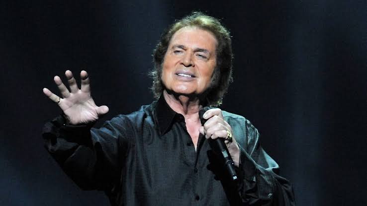 Engelbert Humperdinck Steps Out After Turning 90 Looking Ageless