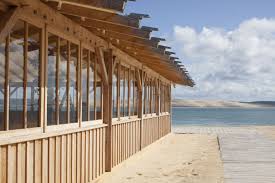 Le mariage au cap ferret de julie et anthony photographié par l'incontournable sandra hygonnenc ! Wedding Cap Ferret Grande Cabane Beach Inspiration La Pointe Bartherotte Wedding Planner Jenny Morel Wed Outdoor Ceremony American Wedding Outdoor Structures