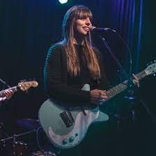 Durante casi 15 minutos hablaron de cómo vive rolo el aislamiento, cómo se imagina el reencuentro con la banda y hasta agarró la guitarra y nos regaló una canción. La Beriso Convoco A Rocio Quiroz Para Versionar Amor De La Salada Tn