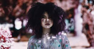 Taglio capelli ricci uomo di colore castano, ragazzo con una camicia bianca e . Gli Uomini Preferiscono Le Donne Con I Capelli Ricci O Mossi