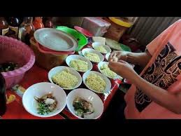 Busyett Sehari Bisa Habis Berdus Dus Indomie Antri Panjang Mau Makan Disini Mie Bu Eti Youtube Makanan Ide Makanan Resep Masakan