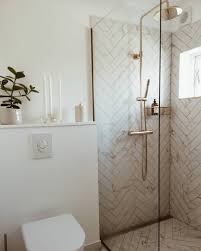 Sildebensfliser Er Blevet Ultra Populaere Nar Der Skal Indrettes Badevaerelse Kig Med Og Bliv Inspireret Af Nogle Shed Decor Bathroom Interior Home Decor Signs
