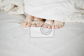 Mit zwei frauen im bett mit zwei frauen im bett. Die Beine Von Zwei Liebenden Manner Und Frauen Ragen Hervorstehen Fototapete Fototapeten Schone Sohle Barfuss Myloview De