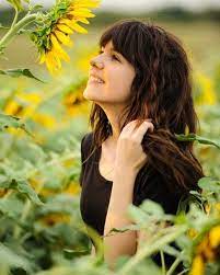 زهرة عباد الشمس شعر علاء نعيم الغول الحب ما كان اختيارا و الذين تكدسوا في دفتري ما كنت أعرفه sunflower photography girl senior pictures portrait photography