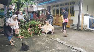 Membersihkan lingkungan sekolah menjelang libur semester. Gambar Gotong Royong Di Lingkungan Rumah Belajar