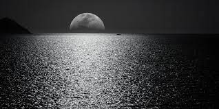 Bonjour, voici une très intéressante vidéo re: Pleine Lune Comment Faire Et Utiliser De L Eau Lunaire Femme Actuelle Le Mag
